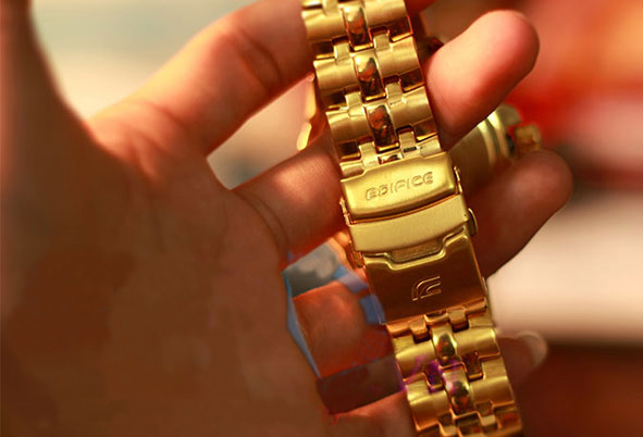 Ảnh chụp dây và khoá đồng hồ Casio 558 FG 9 AV trên tay Ảnh chụp dây và khoá đồng hồ Casio 558 FG 9 AV trên tay
