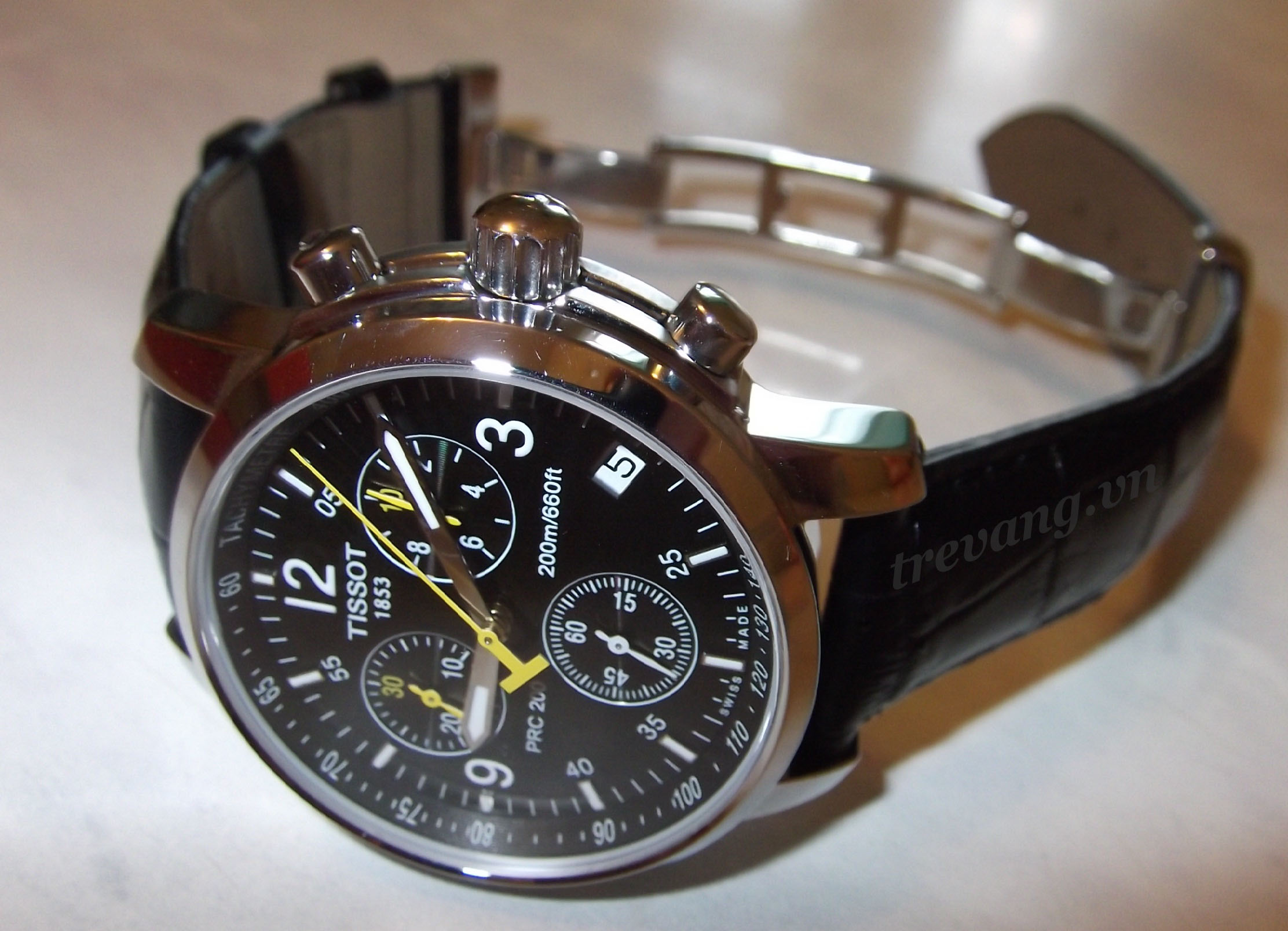 Đồng hồ Tissot T17.1.526.52 đẳng cấp trên nền thiết kế truyền thống.