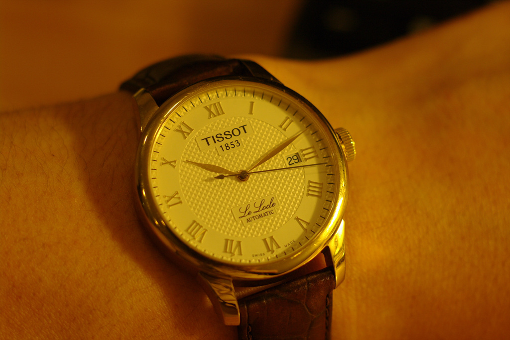 Đồng hồ nam Tissot 1853 T41.5.413.73 Le Locle trên tay mẫu ảnh.