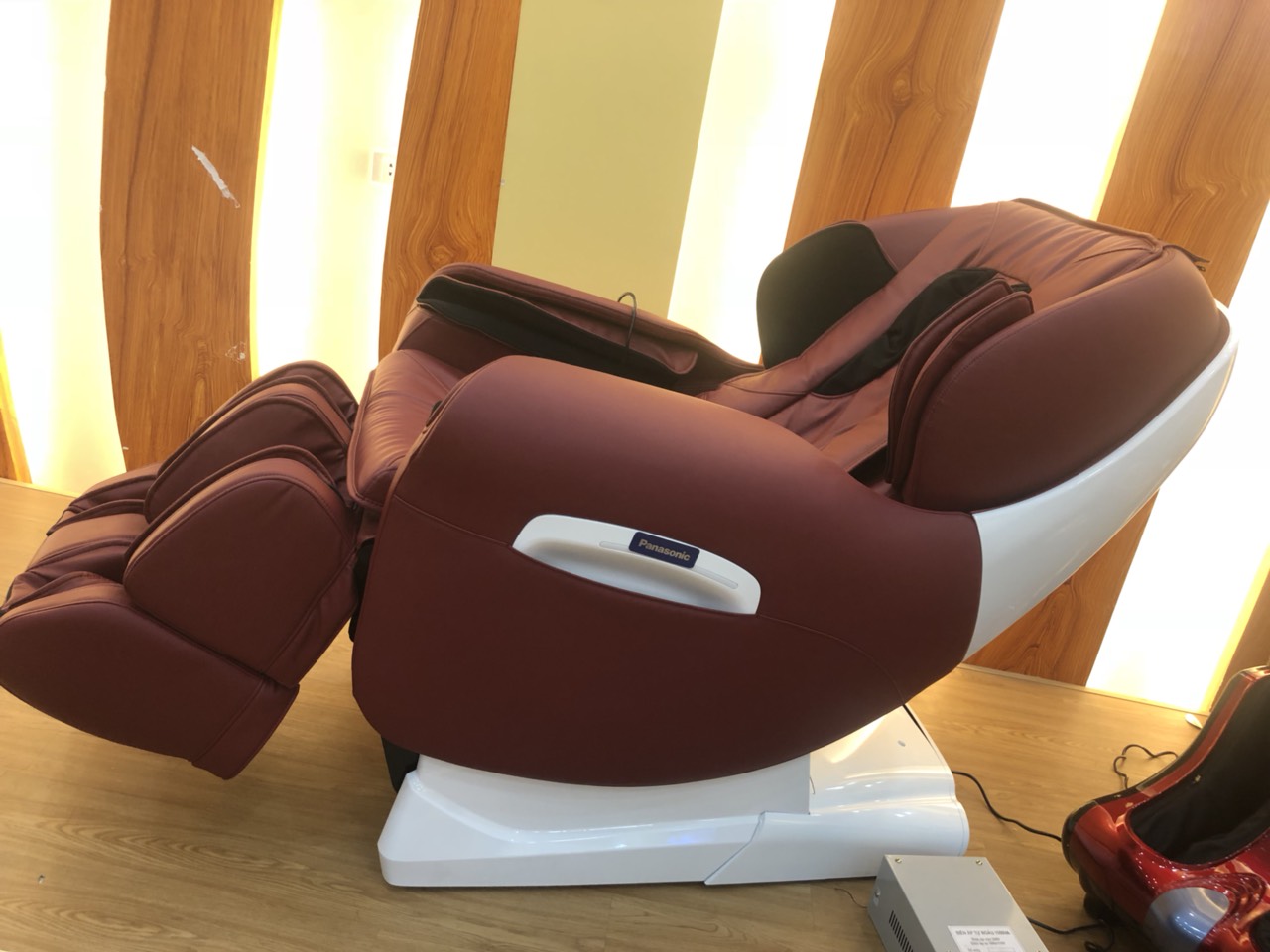 LOGO thương hiệu Panasonic trên thân ghế massage Ghế massage toàn thân Panasonic EP-MA73F màu đỏ