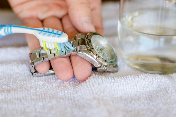 Hướng dẫn cách bảo quản đồng hồ đeo tay không rửa bằng hợp chất