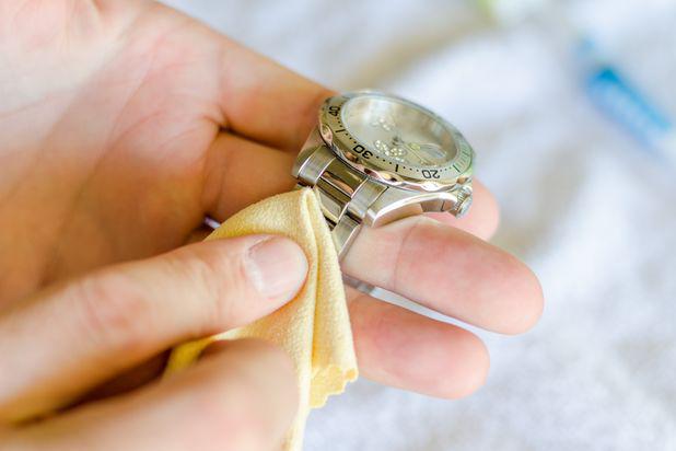 Hướng dẫn cách bảo quản đồng hồ đeo tay lau bằng khăn khô